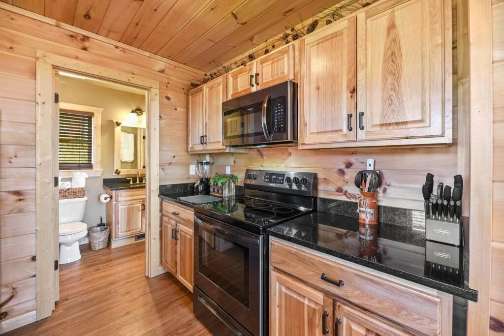 Walnut Ridge Cabin. Sleeps 7-11! Hot Tub, Pool Table, Minutes To Downtown Gatlinburg! מראה חיצוני תמונה
