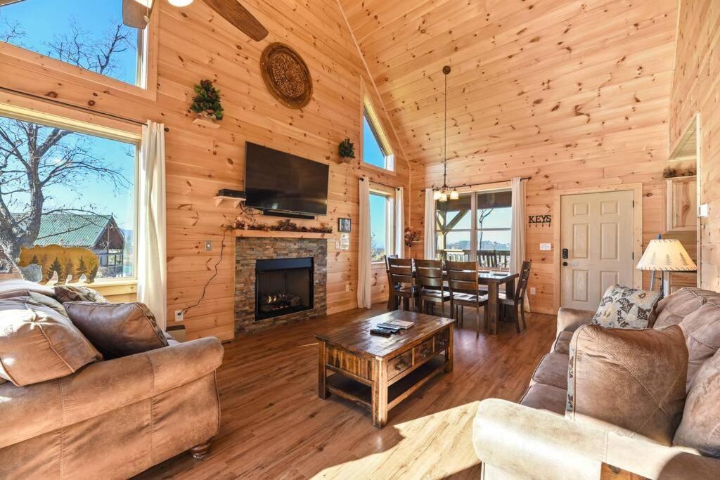 Walnut Ridge Cabin. Sleeps 7-11! Hot Tub, Pool Table, Minutes To Downtown Gatlinburg! מראה חיצוני תמונה