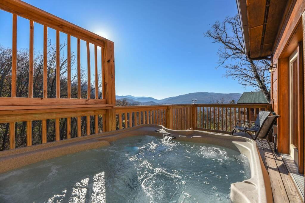 Walnut Ridge Cabin. Sleeps 7-11! Hot Tub, Pool Table, Minutes To Downtown Gatlinburg! מראה חיצוני תמונה