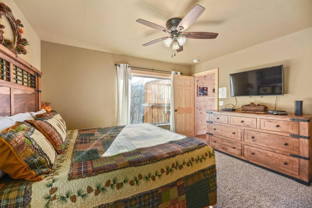Walnut Ridge Cabin. Sleeps 7-11! Hot Tub, Pool Table, Minutes To Downtown Gatlinburg! מראה חיצוני תמונה