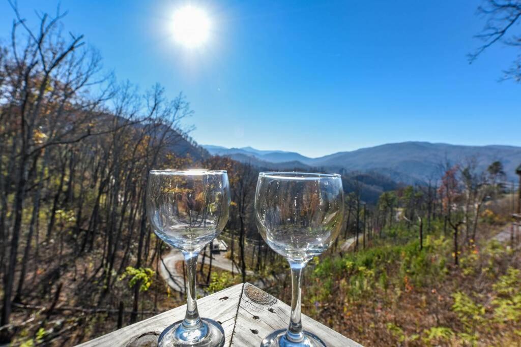 Walnut Ridge Cabin. Sleeps 7-11! Hot Tub, Pool Table, Minutes To Downtown Gatlinburg! מראה חיצוני תמונה