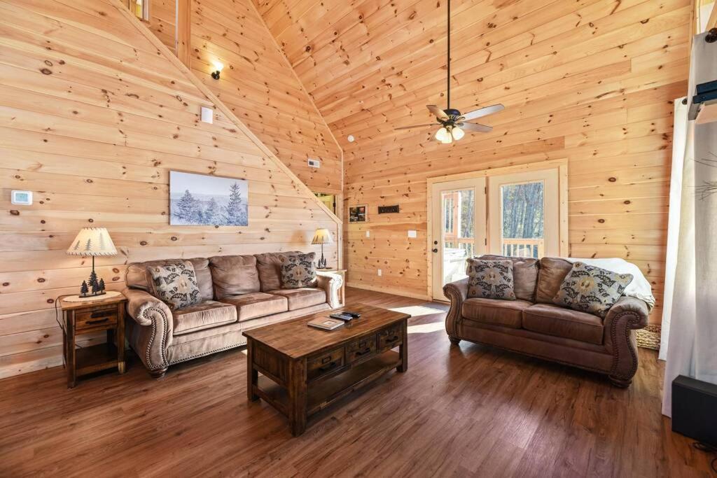 Walnut Ridge Cabin. Sleeps 7-11! Hot Tub, Pool Table, Minutes To Downtown Gatlinburg! מראה חיצוני תמונה