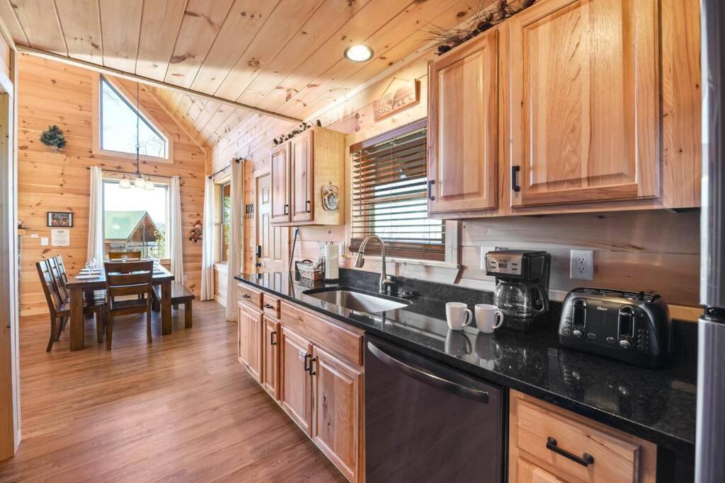 Walnut Ridge Cabin. Sleeps 7-11! Hot Tub, Pool Table, Minutes To Downtown Gatlinburg! מראה חיצוני תמונה