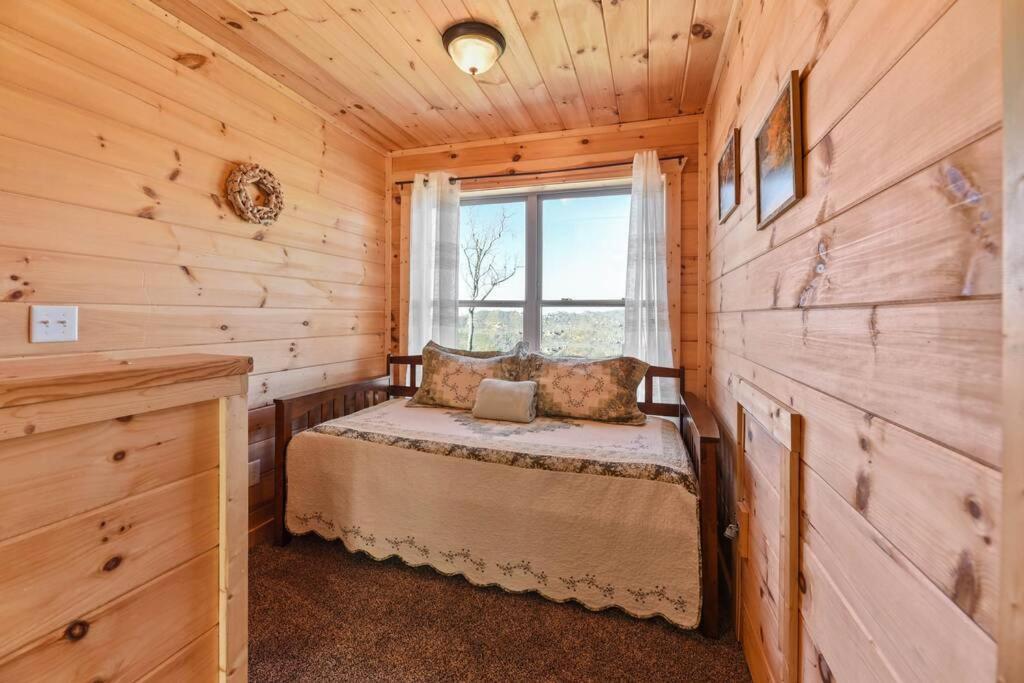 Walnut Ridge Cabin. Sleeps 7-11! Hot Tub, Pool Table, Minutes To Downtown Gatlinburg! מראה חיצוני תמונה