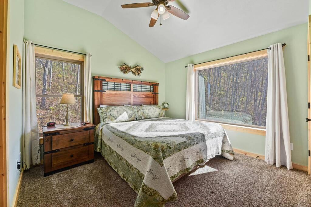 Walnut Ridge Cabin. Sleeps 7-11! Hot Tub, Pool Table, Minutes To Downtown Gatlinburg! מראה חיצוני תמונה