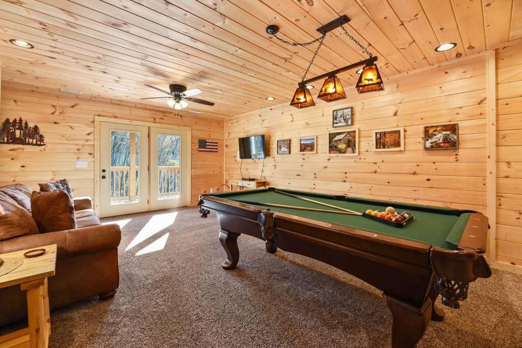 Walnut Ridge Cabin. Sleeps 7-11! Hot Tub, Pool Table, Minutes To Downtown Gatlinburg! מראה חיצוני תמונה