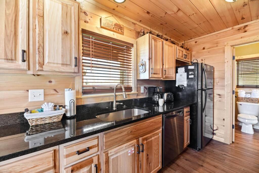 Walnut Ridge Cabin. Sleeps 7-11! Hot Tub, Pool Table, Minutes To Downtown Gatlinburg! מראה חיצוני תמונה